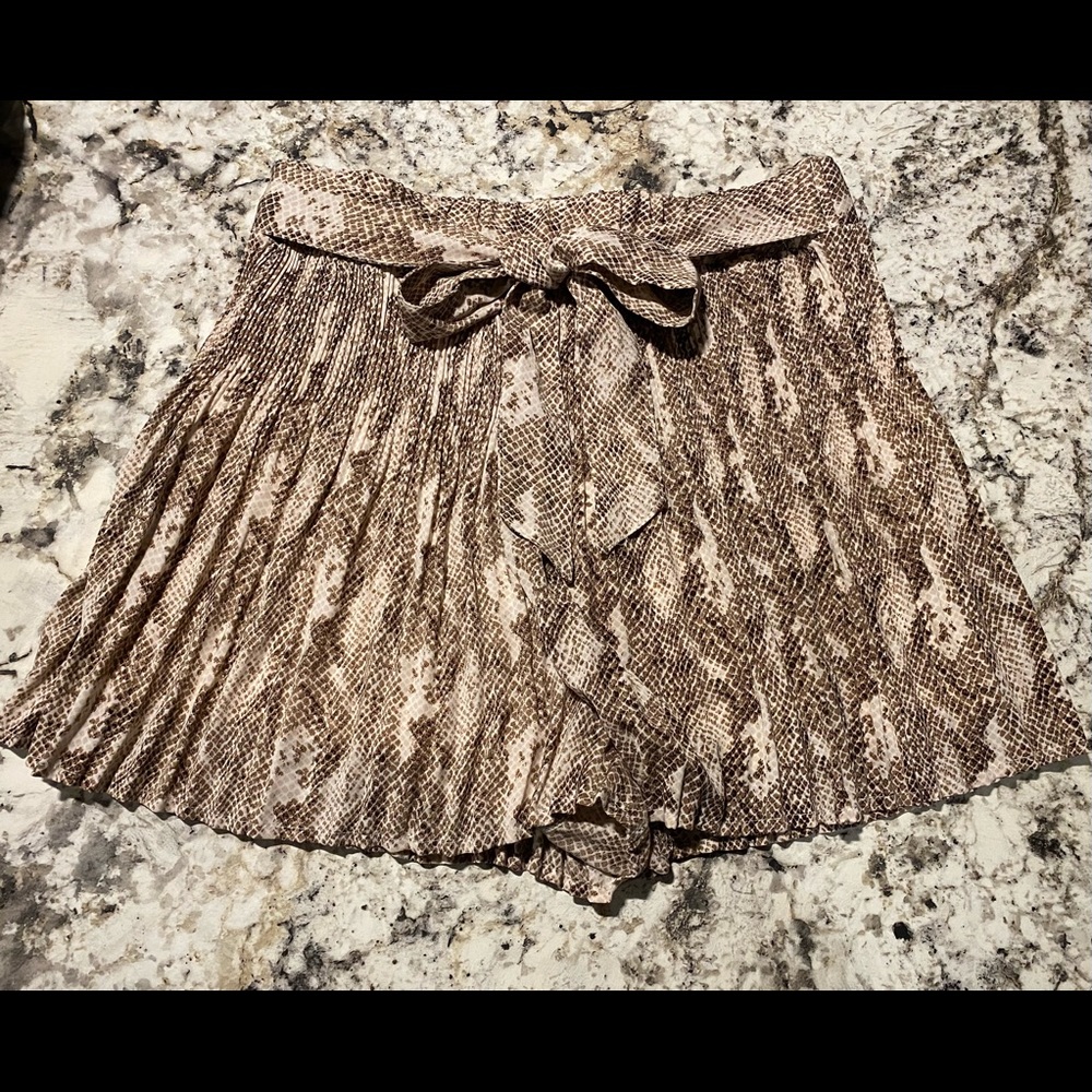 Pants Store pleated snakeskin skort size medium